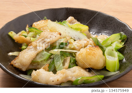 シマチョウ（ホルモン）　ねぎ塩炒め 134575949