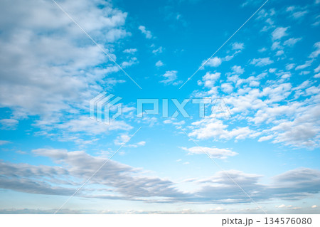 青い空と白い巻積雲 a-4 ライトカラー 青い空と白い巻積雲 a-4 ライトカラー 134576080