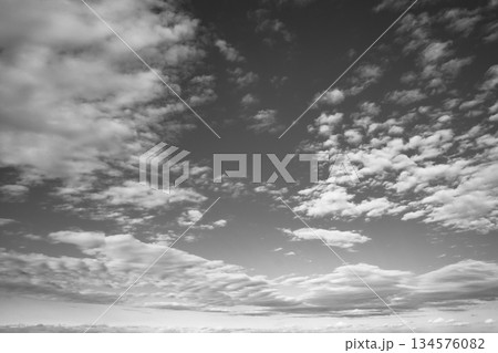 青い空と白い巻積雲 a-6 モノクロ 青い空と白い巻積雲 a-6 モノクロ 134576082