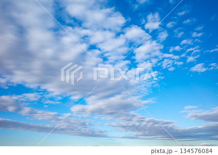 青い空と白い巻積雲 b-1 青い空と白い巻積雲 b-1 134576084