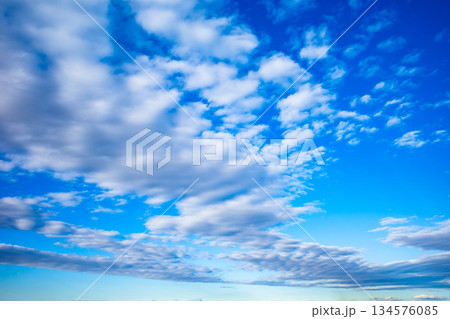 青い空と白い巻積雲 b-2 高彩度コントラスト 青い空と白い巻積雲 b-2 高彩度コントラスト 134576085