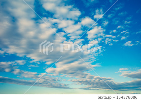 青い空と白い巻積雲 b-3 暖色寒色強調 青い空と白い巻積雲 b-3 暖色寒色強調 134576086