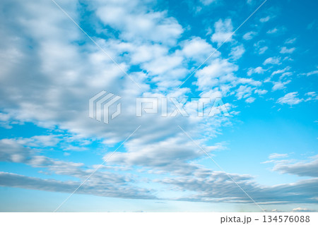 青い空と白い巻積雲 b-4 ライトカラー 青い空と白い巻積雲 b-4 ライトカラー 134576088