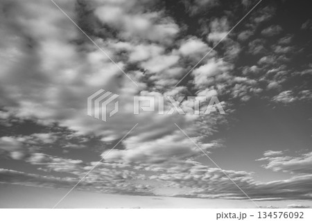 青い空と白い巻積雲 b-6 モノクロ 青い空と白い巻積雲 b-6 モノクロ 134576092