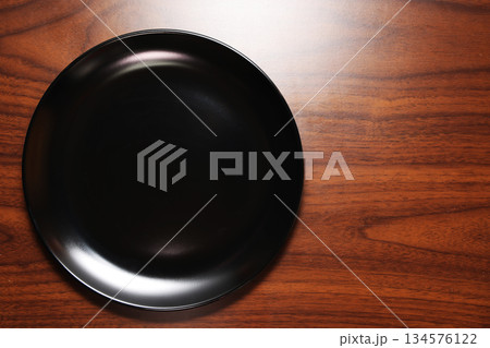 ダイニングテーブルに黒い皿 134576122