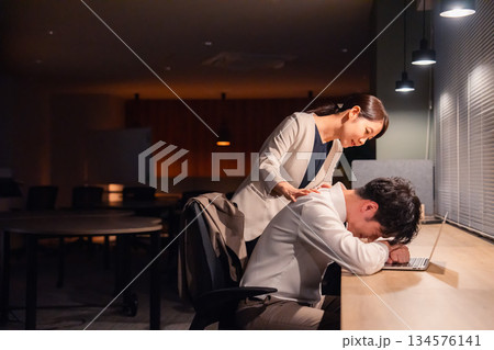 夜遅くまで働く男性とそれを労う女性上司 夜遅くまで働く男性とそれを労う女性上司 134576141