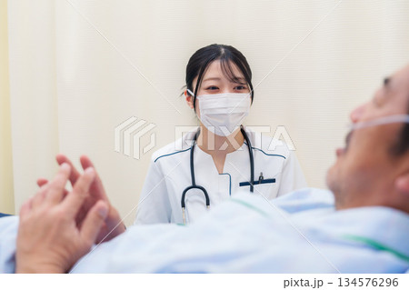 病棟で入院患者のケアをする医療従事者の女性 134576296