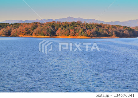早朝の狭山湖 山並 朝焼け 湖畔からの眺め 早朝の狭山湖 山並 朝焼け 湖畔からの眺め 134576341