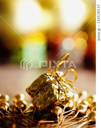 キラキラと輝く金色のリボンのクリスマス 134576537