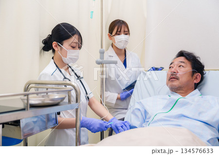 入院患者の問診をするドクターと看護師 134576633