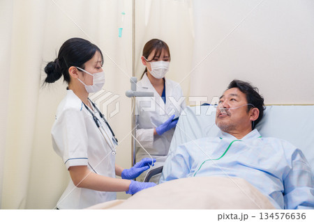 入院患者の問診をするドクターと看護師 134576636