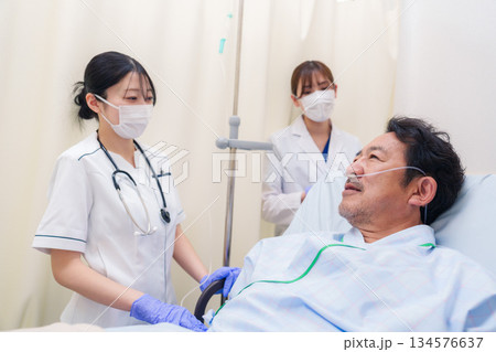 入院患者の問診をするドクターと看護師 134576637