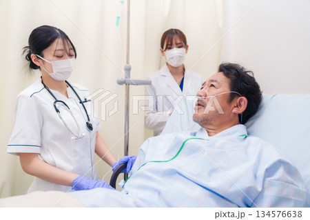 入院患者の問診をするドクターと看護師 134576638