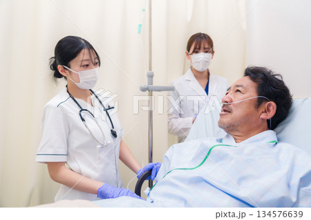 入院患者の問診をするドクターと看護師 134576639