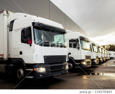 配送センターで待機する長距離トラックと運転手 134576905