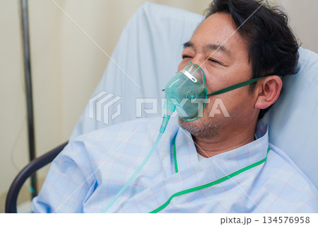 病棟で人工呼吸器をつけた高齢男性 病棟で人工呼吸器をつけた高齢男性 134576958