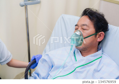 病棟で人工呼吸器をつけた高齢男性 134576959