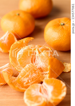 皮を剥いたみかん 134577061