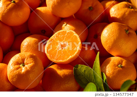 半分にカットしたみかん 半分にカットしたみかん 134577347