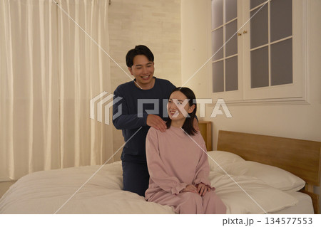 寝室で妻の肩揉みをする夫 寝室で妻の肩揉みをする夫 134577553