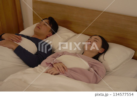 夫婦　睡眠　自宅の寝室 134577554