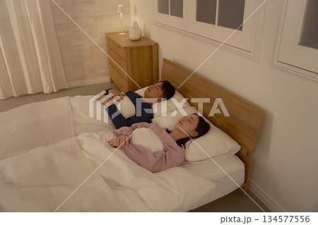 夫婦 睡眠 自宅の寝室 夫婦 睡眠 自宅の寝室 134577556