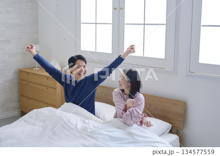 起床したベッドの上の夫婦 起床したベッドの上の夫婦 134577559