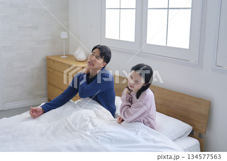 夫婦　起床　疲労 134577563