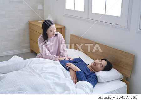 朝に夫を起こす妻 朝に夫を起こす妻 134577565