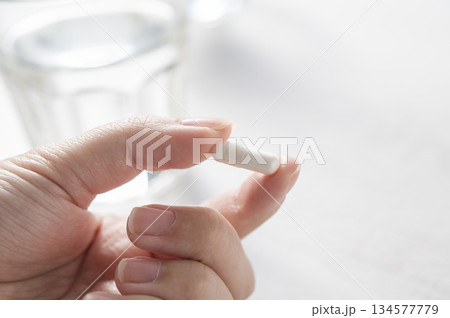 サプリを持つ女性の手 134577779