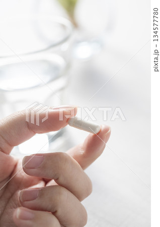 サプリを持つ女性の手 134577780