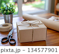 プレゼントの梱包作業　ナチュラルなギフトラッピングイメージ 134577901