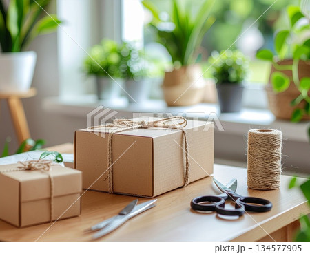 プレゼントの梱包作業　ナチュラルなギフトラッピングイメージ 134577905
