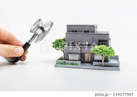 家の模型と聴診器　住宅診断のイメージ素材 134577907