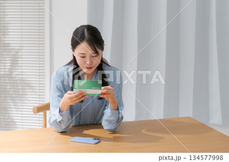 通帳を見る女性 134577998