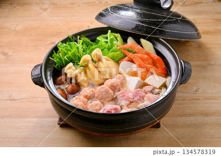要注意！）半煮え、加熱途中です。食材の色を出すため、調理途中イメージです。寄せ鍋、ちゃんこ鍋。 134578319