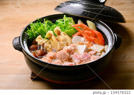 要注意！）半煮え、加熱途中です。食材の色を出すため、調理途中イメージです。寄せ鍋、ちゃんこ鍋。 134578322