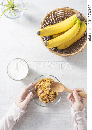 シリアルの朝食イメージ 134578363