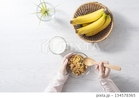 シリアルの朝食イメージ 134578365