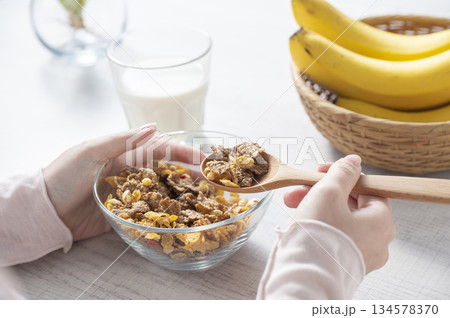 シリアルの朝食イメージ 134578370