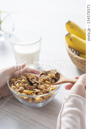 シリアルの朝食イメージ 134578371