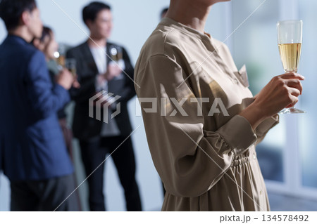 婚活パーティーで失敗する30代女性 婚活パーティーで失敗する30代女性 134578492