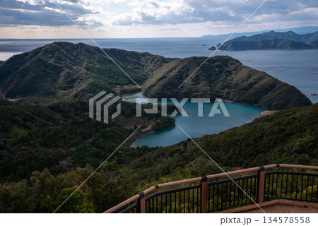 三重県　南伊勢町　見江島展望台から望むハートの入り江 134578558