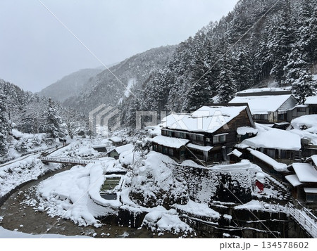 地獄谷温泉後楽館　雪景色の日本風景　幻想的で美しい 134578602