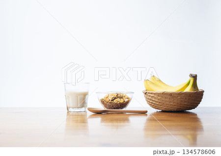 シリアルの朝食イメージ 134578606