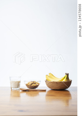 シリアルの朝食イメージ 134578608