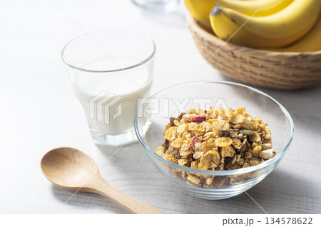 シリアルの朝食イメージ 134578622