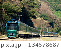 ぽかぽかの初冬を行く 134578687