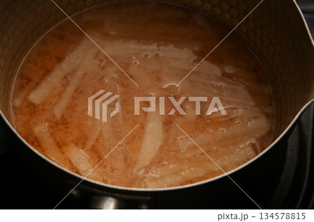 大根の味噌汁　ダイコンの味噌汁 134578815