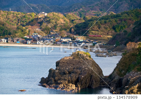 穏やかな初冬の日本海に沿って 134578909